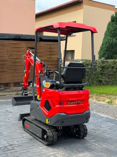 Minikoparka KAMTU KMX12H — tył maszyny, daszek ochronny i gąsienice