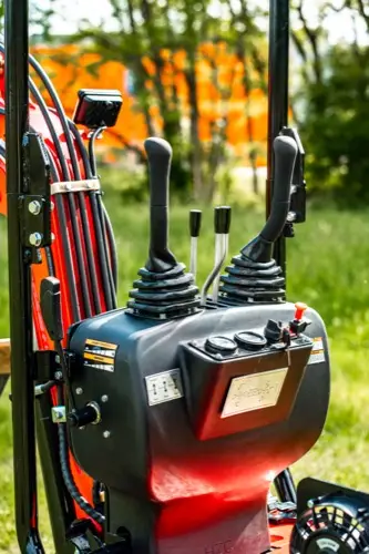 Minikoparka ZTE BKB941 — joysticki i pulpit sterowania