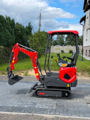 Minikoparka KAMTU KMX12H — widok z boku, ramię z łyżką, wynajem Rybnik