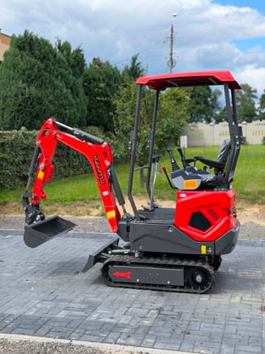 Minikoparka KAMTU KMX12H — profil z łyżką opuszczoną na grunt