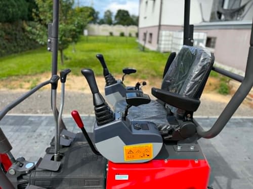 Minikoparka KAMTU KMX12H — stanowisko operatora, fotel i joysticki