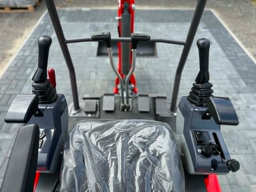 Minikoparka KAMTU KMX12H — joysticki sterujące i dźwignie jazdy